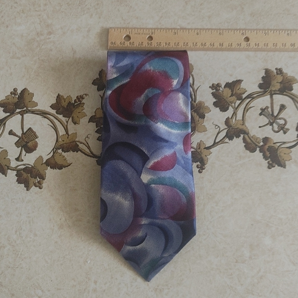 Men's silk tie. Multi color pattern. Bill Blass